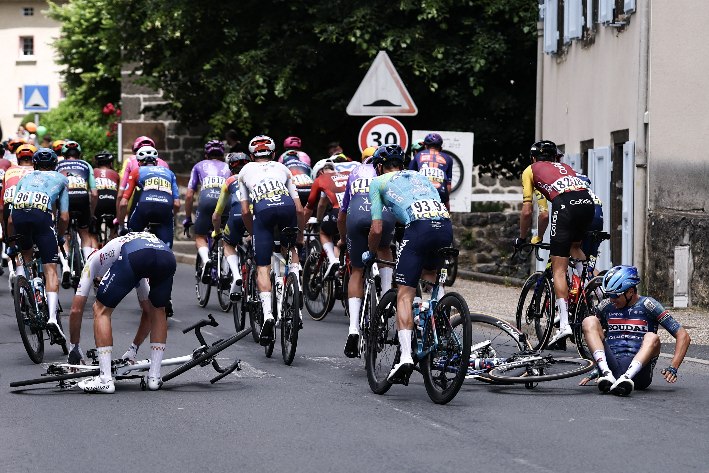 Le coureur belge Mauri Vancevenant de Soudal Quick-Step et le coureur français Thibaut Gernalec de TotalEnergies se sont écrasés lors de la 4e étape du Tour Auvergne-Rhône-Alpes (anciennement connu sous le nom de Critérium du Monthine, entre 167-Puffin-Balainzand, 167,4 km). Centre de la France le 10 juin 2026. (Photo via Anne-Christine POUJULAT/AFP Getty Images)