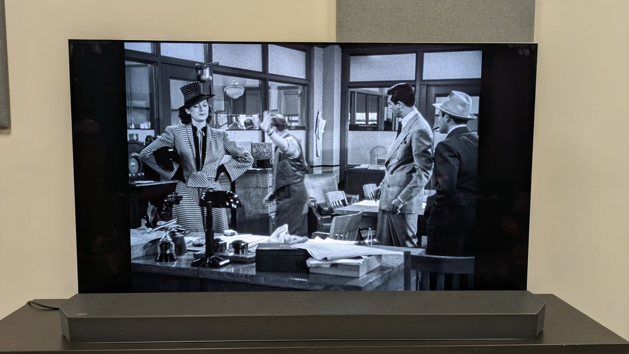 His Girl Friday 4K Blu-ray on LG G5 showing Hildy and Walter in Walter's office