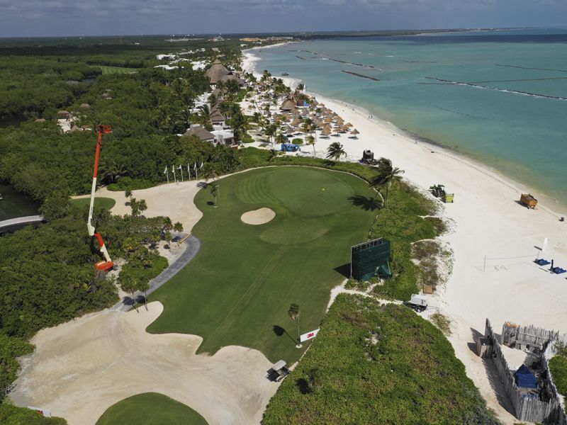 El Camaleon&#039;s 15th hole and the Playa