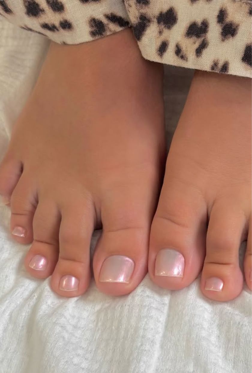 @millymason mostra uma pedicure de opala rosa