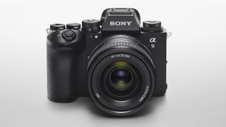 La Sony A9 III sobre una mesa blanca