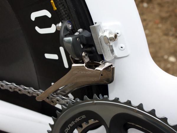 Wiggins' usual Dura-Ace front derailleur is mounted to the aluminum tab - and the extra spacer sandwiched in between is further evidence that O.symetric rings are usually in place.
