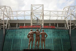 2008年5月29日，英格兰曼彻斯特，曼联“三位一体”球员的雕像揭幕后矗立在老特拉福德球场前。曼联传奇人物博比·查尔顿、丹尼斯·劳和已故的乔治·贝斯特的雕像是在俱乐部第一次举起欧洲冠军杯40周年的那一天建成的。查尔顿、贝斯特和劳在1964年至1968年间为曼联共打进665球，他们都获得了令人垂涎的欧洲足球先生奖。