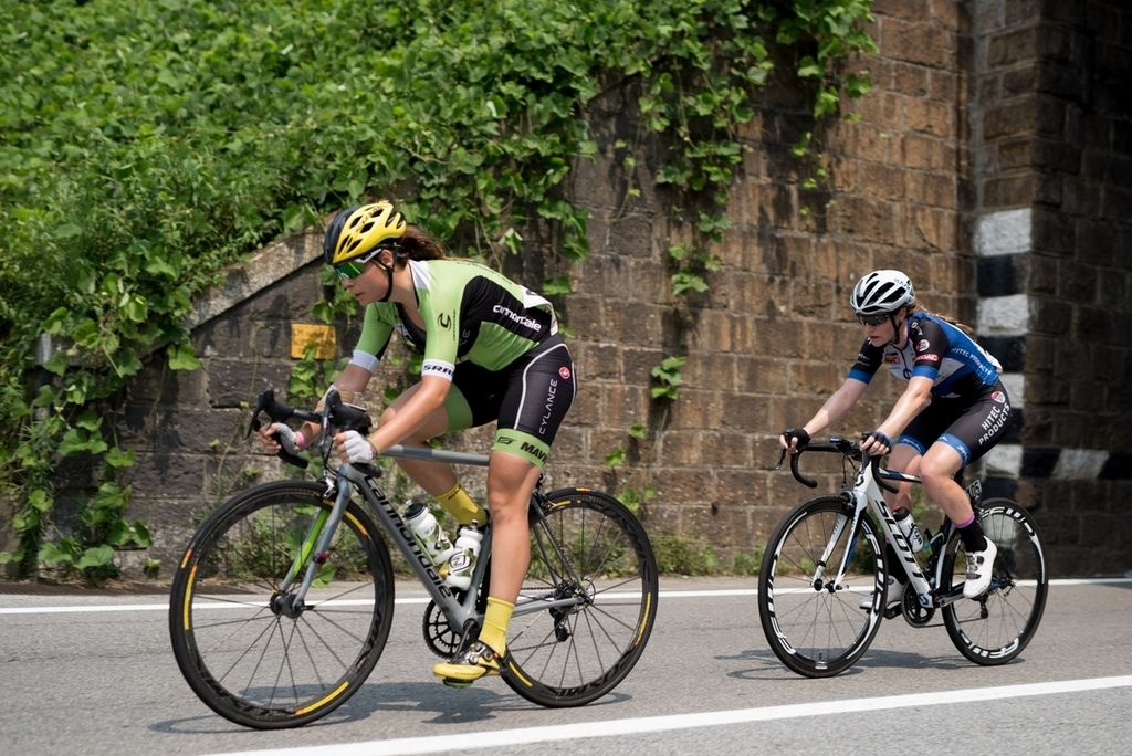 Sheyla Gutierrez Ruiz (Cylance) leading Lauren Kitchen (Hitec)