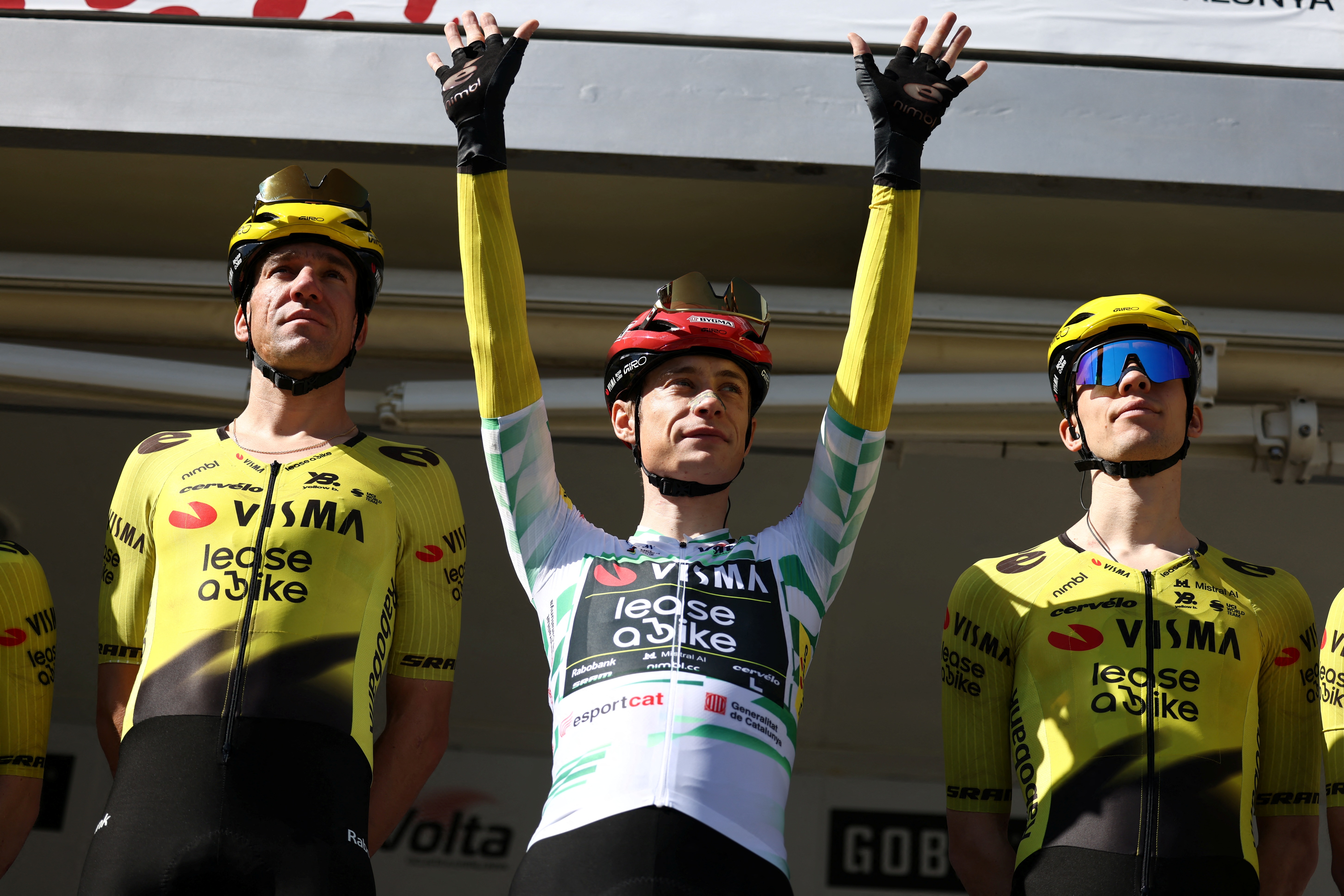 Jonas Vinegaard waves