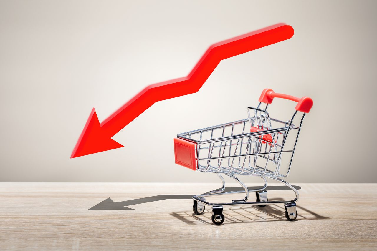 Shopping cart with red downwards arrow signifying food price inflation slowing to lowest levels in two and a half years