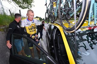 Robert Gesink gets into the team car with his race over