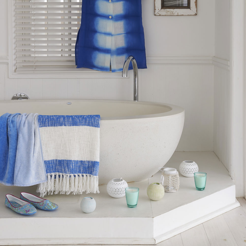 bathroom with white walls and tiny candle holders