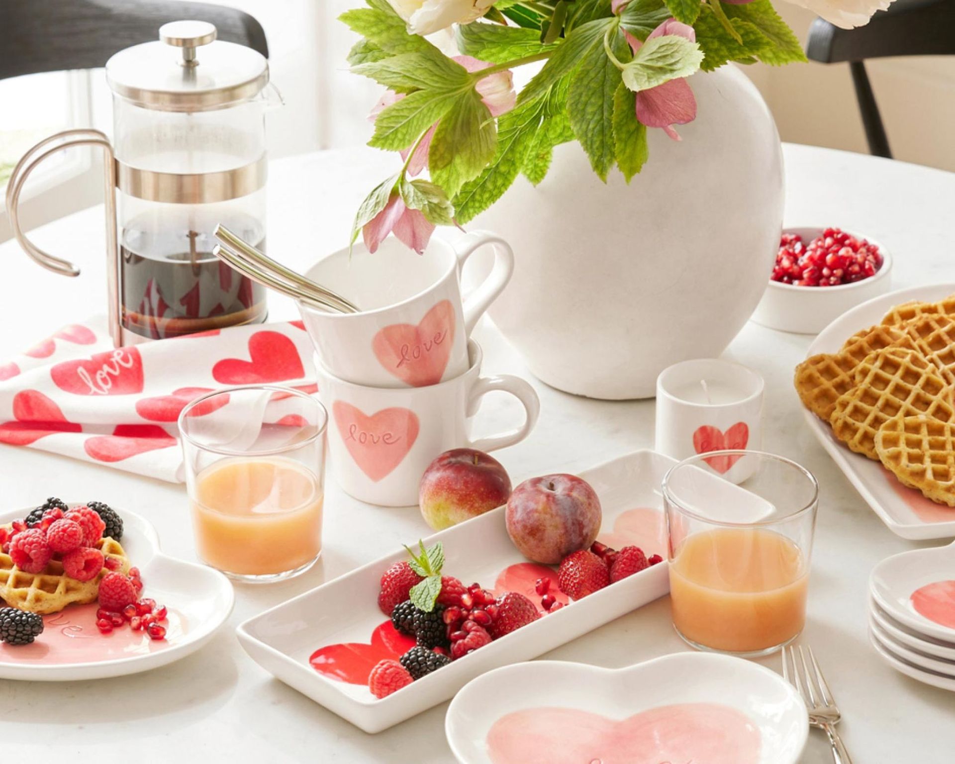 Meja pengaturan dekorasi rumah Galentine