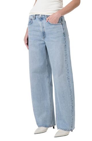 Low-rise baggy jeans