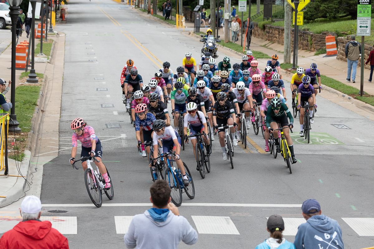 The pace slowed with 4 laps to go as riders started to set up for the finish.