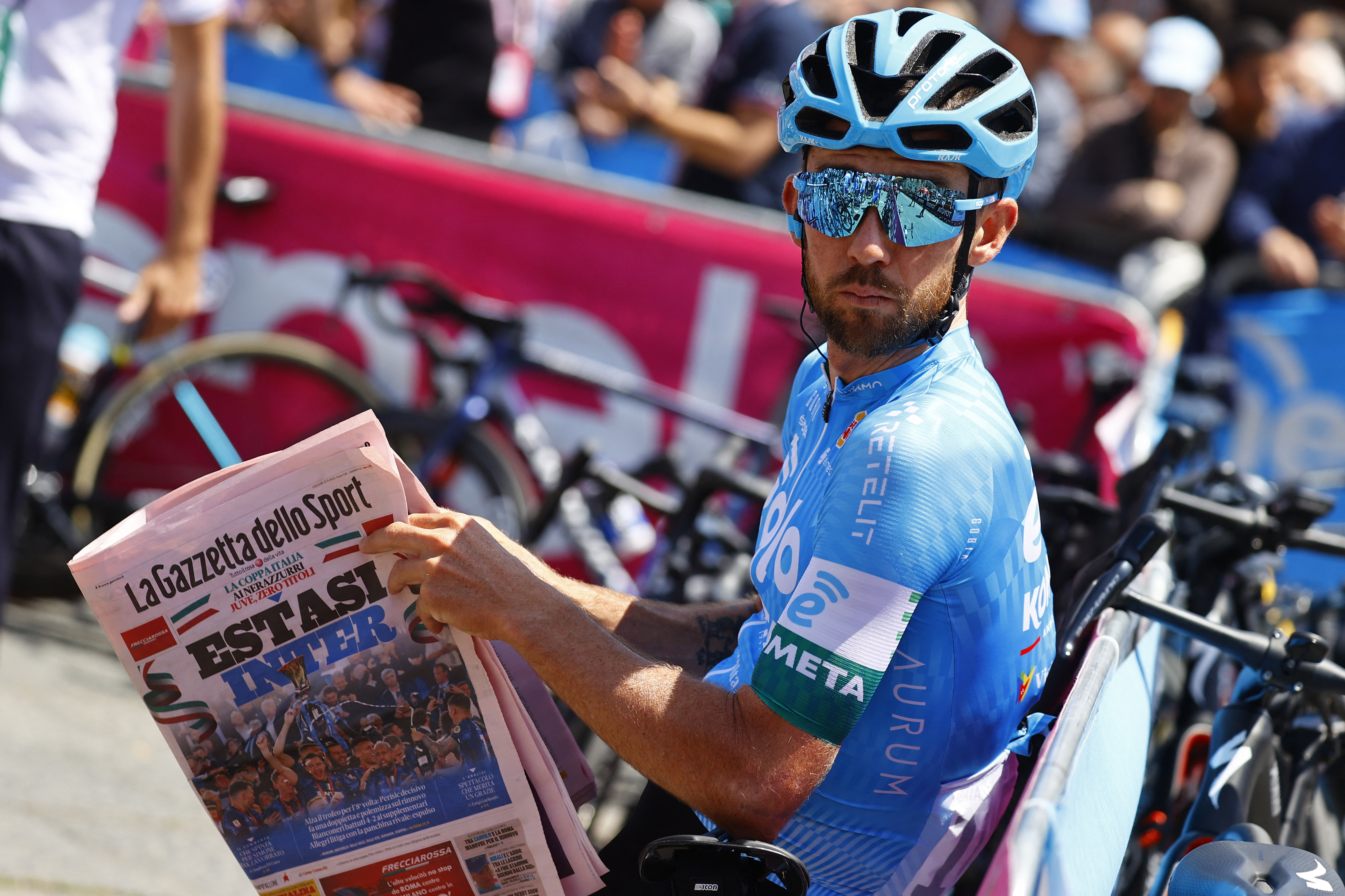 Team EOLO - Kometa Cycling Team's Francesco Gavazzi reads Italian sports newspaper &amp;quot;La Gazzetta dello Sport&amp;quot; before the start of the 6th stage of the Giro d'Italia 2022 (Photo by Luca Bettini / AFP)