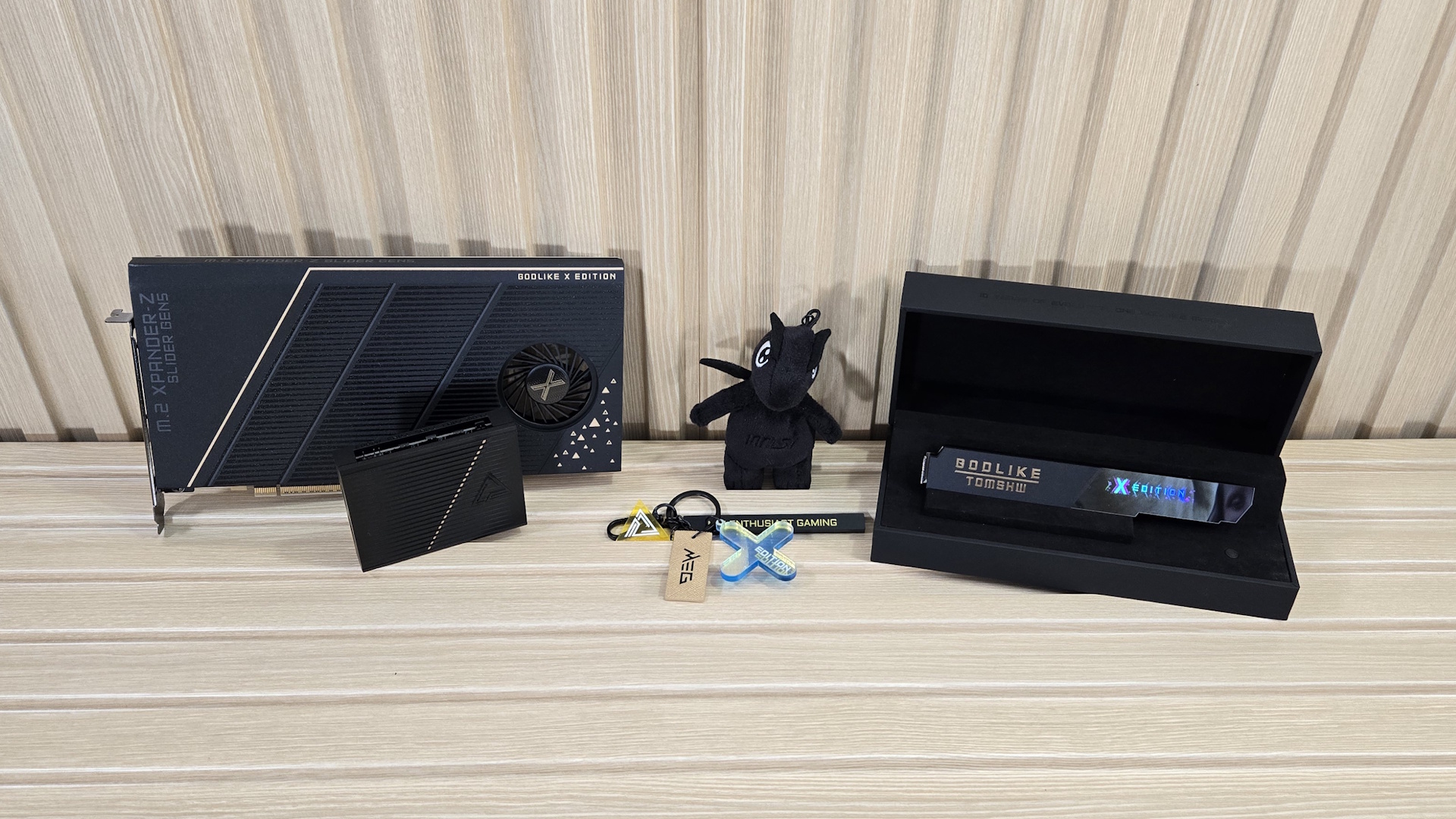 Godlike X - Package and unique accessories