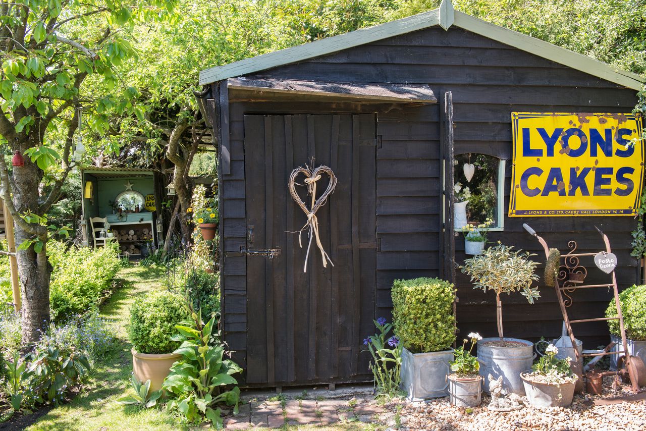 5 gorgeous shed paint ideas to update your garden quickly | Real Homes