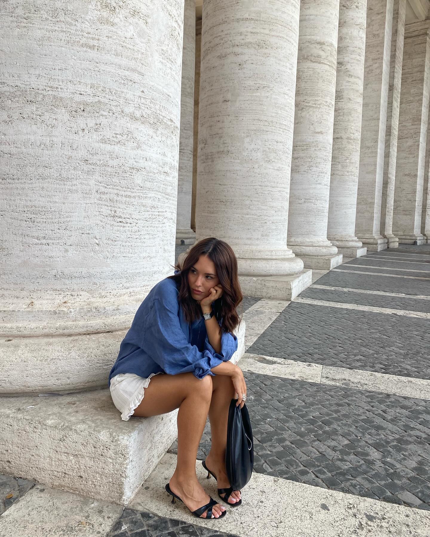 An image of @deborabrosa wearing a 2025 short trend.