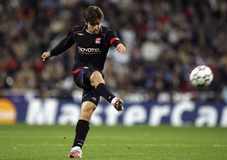 Juninho Pernambucano takes a free-kick for Lyon against Real Madrid in 2006.