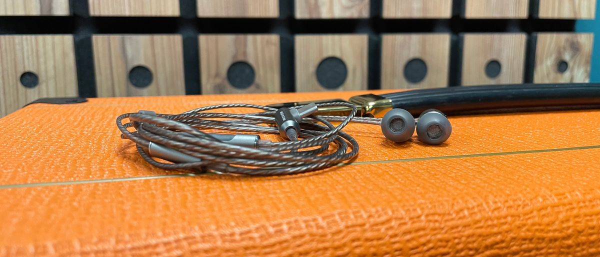 SoundMAGIC E11D on top of orange amp