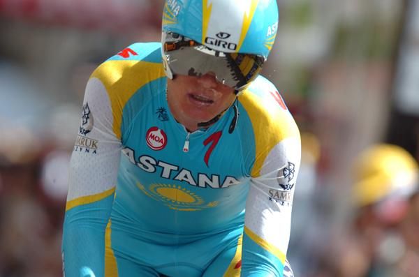Alexander Vinokourov (Astana) crosses the line
