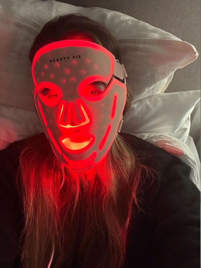 Junior beauty editor Grace Lindsay wearing the Beauty Pie Dynamo LED mask