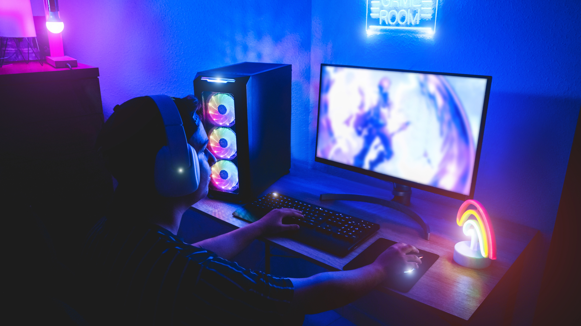 Un gamer jugando online en su plataforma de juegos con luces RGB incluidas.