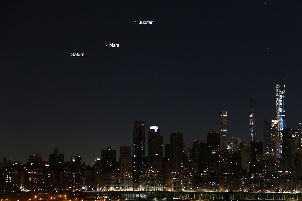 Saturn, Mars and Jupiter align over New York City in gorgeous night-sky photos