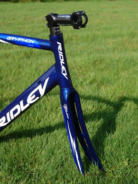The Phaeton gets the Noah's R-Flow split-blade fork legs but makes do with a straight 1 1/8" steerer.