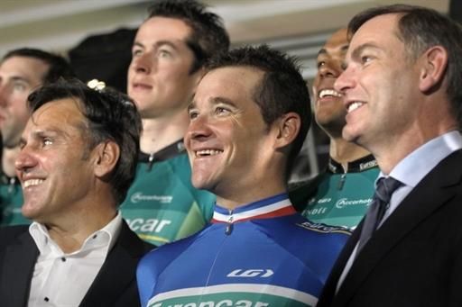 Thomas Voeckler surrounded by the Europcar team