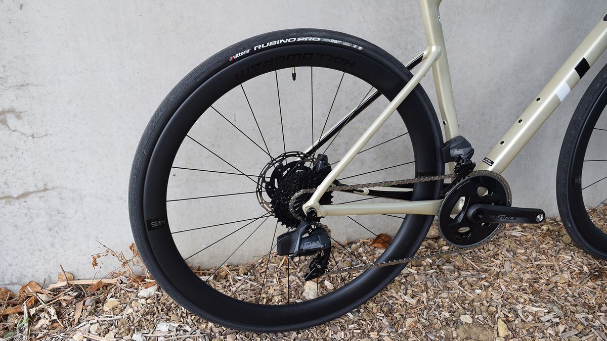 This range topping model comes with Know Hollowgram wheels and Sram Force eTap AXS