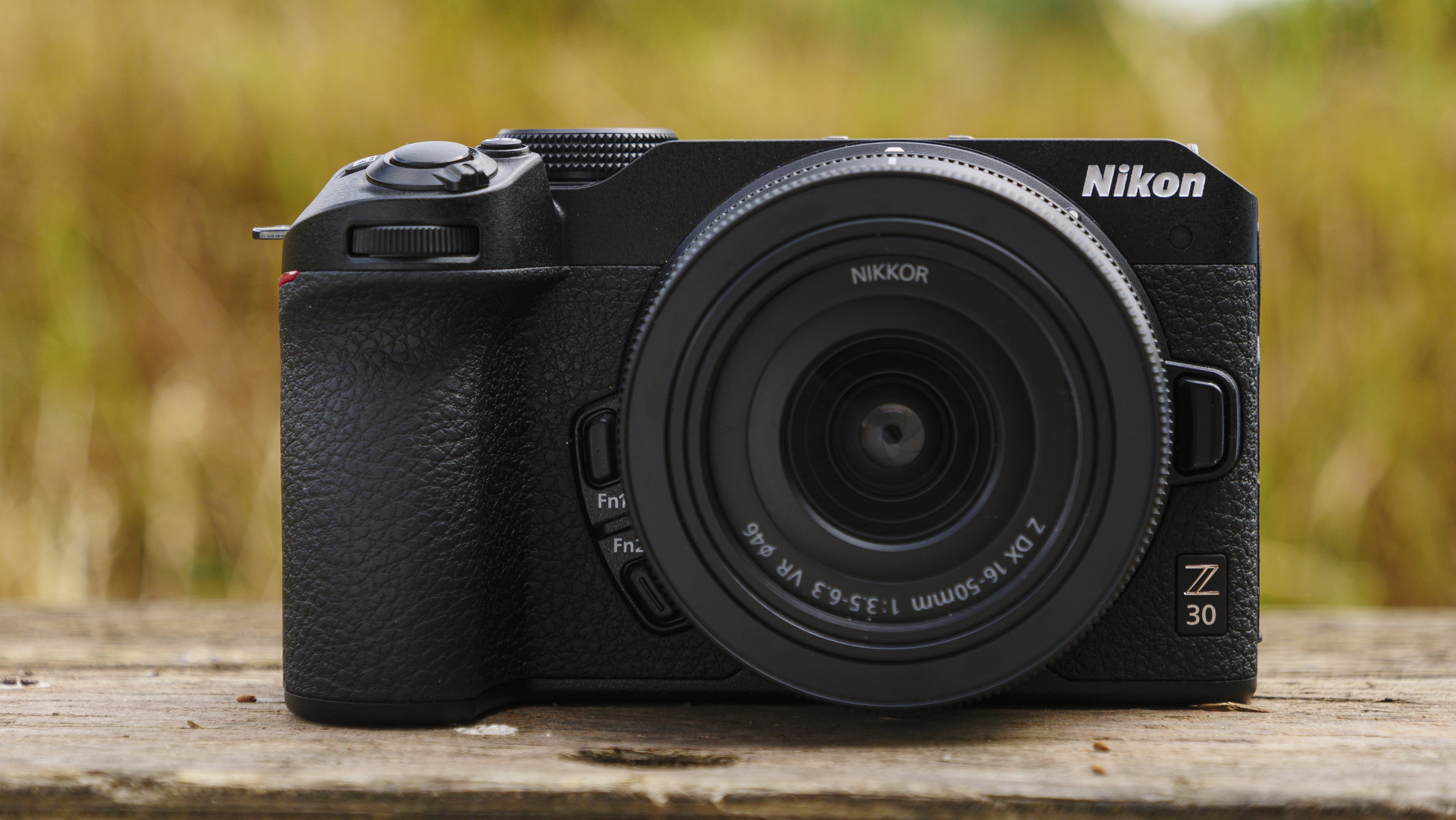 Nikon Z30 på en benk utendørs