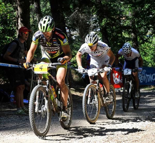 Jos&eacute; Hermida (Multivan Merida Biking Team), Nino Schurter (Scott-Swisspower MTB-Racing) and Julien Absalon (Orbea)