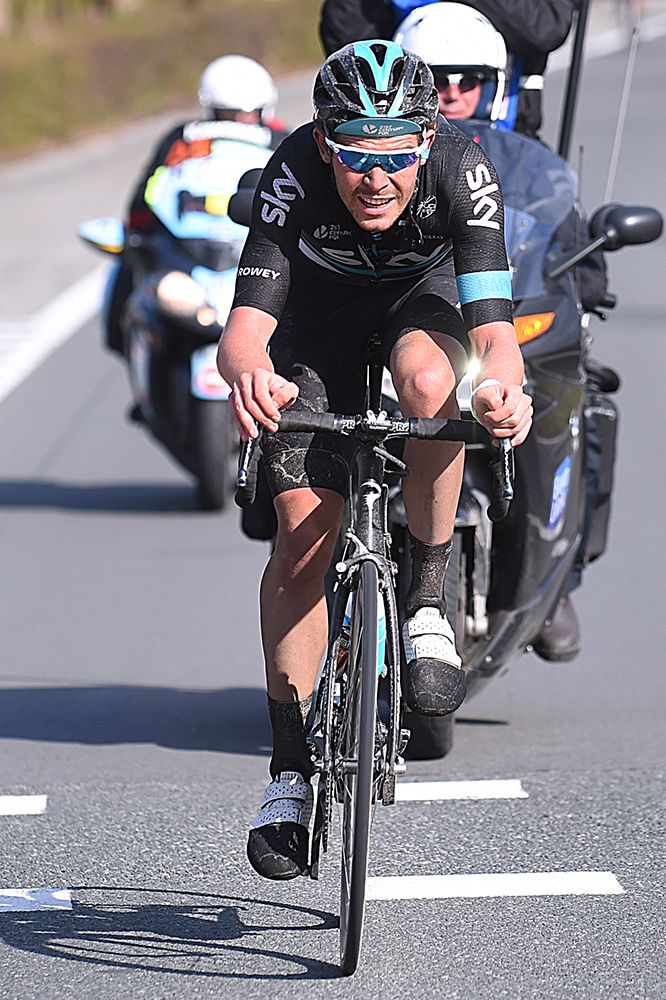 Luke Rowe (Sky) chases after a puncture