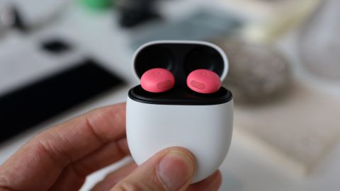 Google Pixel Buds Pro 2 tenu en main 