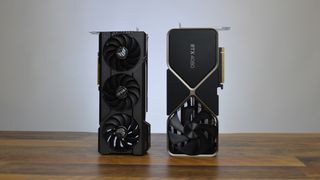 En Asus RTX 4070 Ti som står upprätt bredvid en Nvidia RTX 4080 Founders Edition.