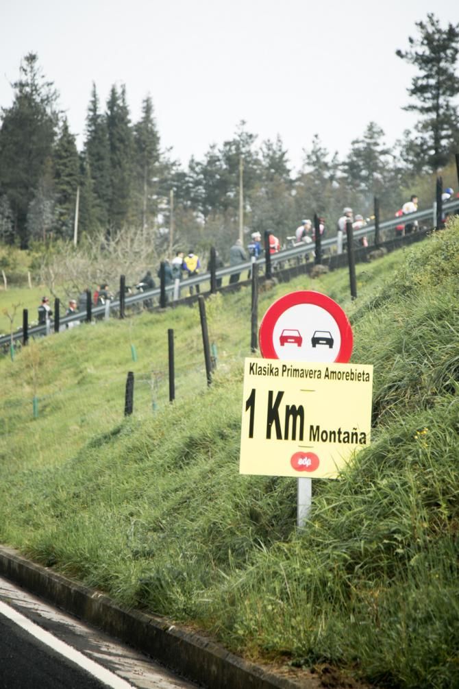 The category 2 KOM climb was steep and packed with fans at the Klasika Primavera de Amorebieta