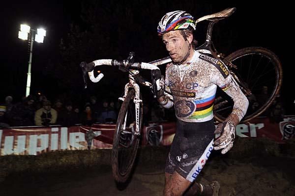 Niels Albert (BKCP Powerplus) runs with his bike.