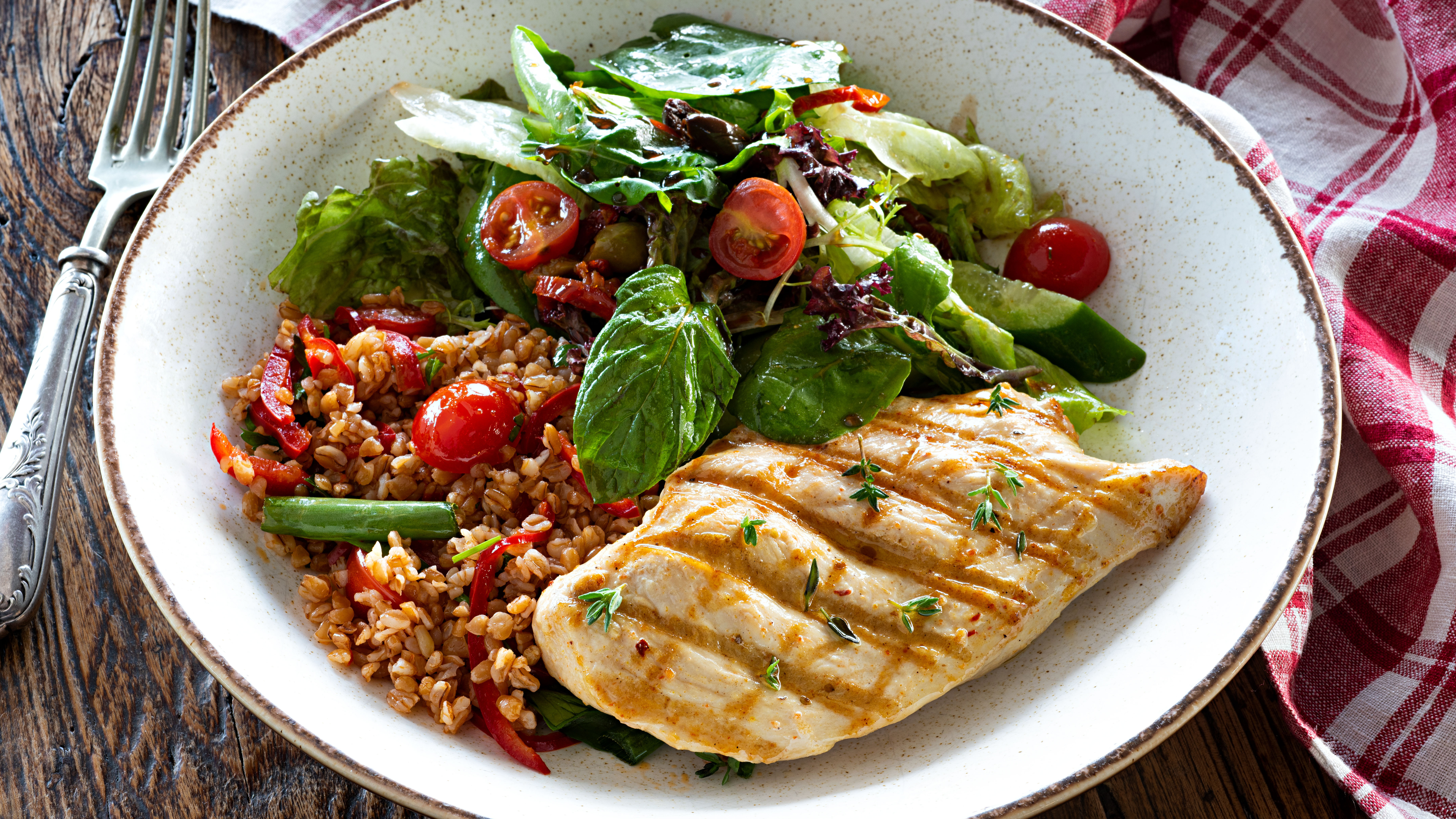 Plato con pechuga de pollo, ensalada y tabulé