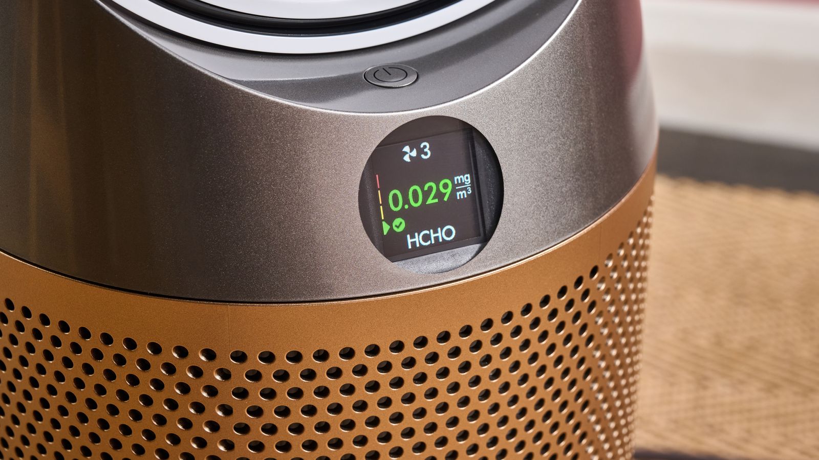 The circular screen on the front of the TP09 shows the current Formaldehyde reading.