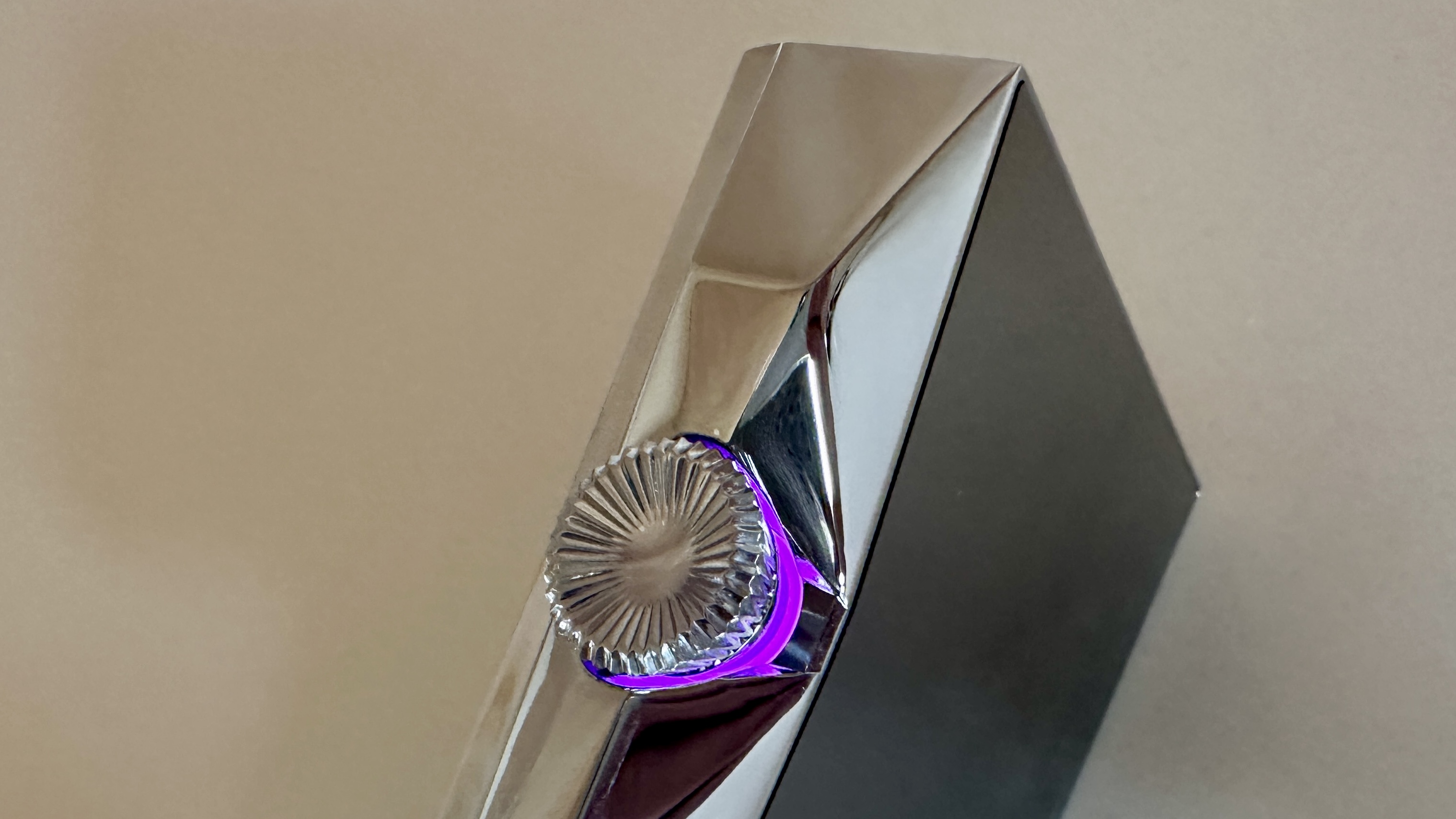 Turning knob, glowing purple, of the Astell &amp;amp; Kern A&amp;amp;ultima SP4000 digital audio player