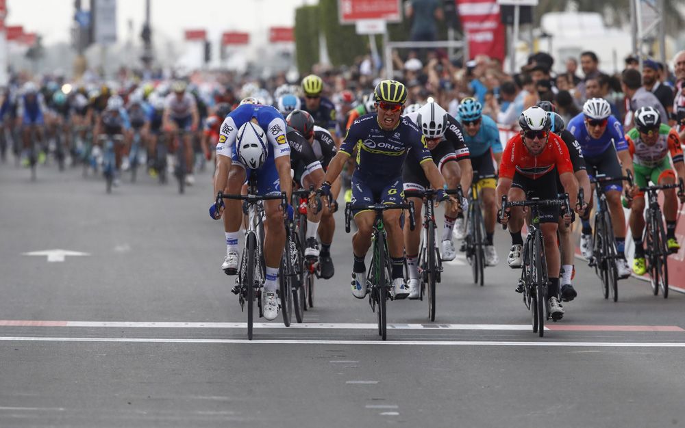 Marcel Kittel wins it at the line with a late bike throw