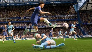 FIFA 23-spiller, der hopper over en anden spiller, der laver en glidende tackling