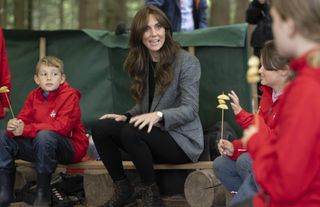 Kate Middleton sat around campfire with apples covered in sugar and cinnamon