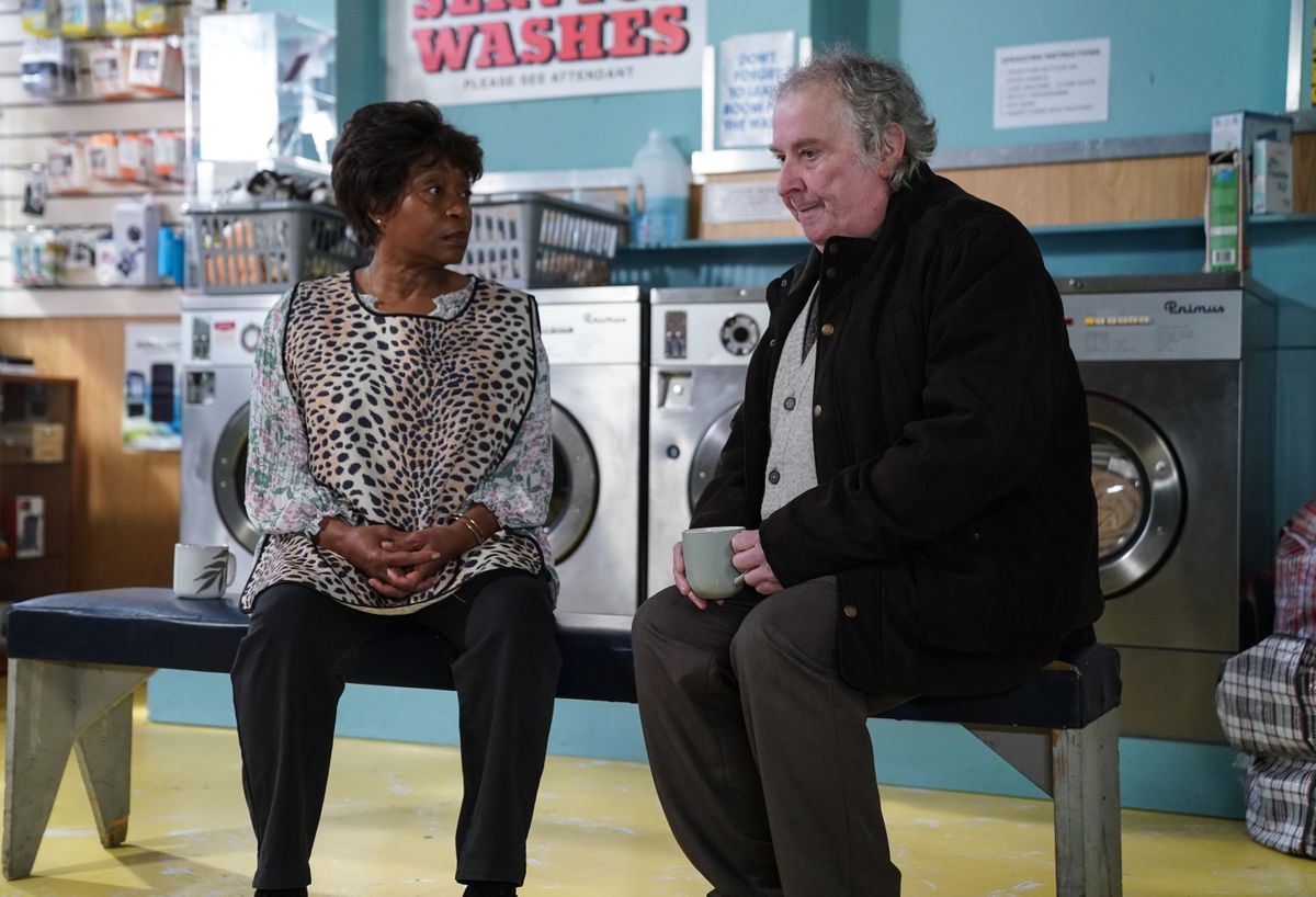 SPOILERS EASTENDERS: Grant exearths một bí mật lớn về Nigel trong một vụ bụi phóng xạ của gia đình Mitchell!