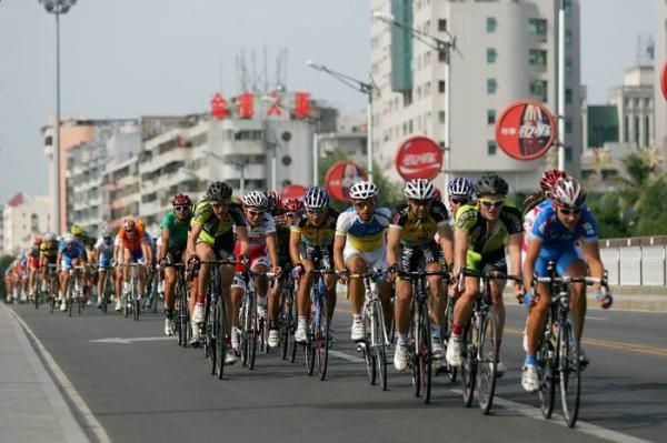 The peloton cross a bridge.