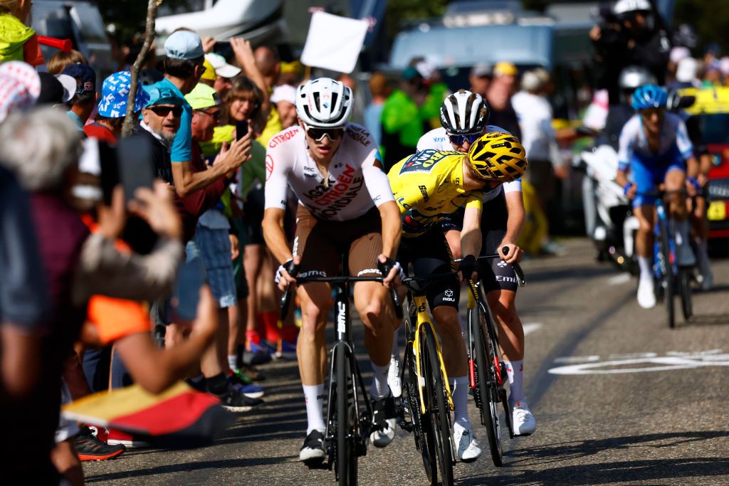 Felix Gall (AG2R Citroen), Jonas Vingegaard (Jumbo-Visma) and Tadej Pogačar (UAE Team Emirates) about to be caught by Adam Yates (UAE Team Emirates) and Simon Yates (Jayco-AlUla)