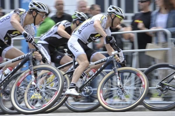 Florian Vogel and Nino Schurter (Scott Swisspower) went right to the front