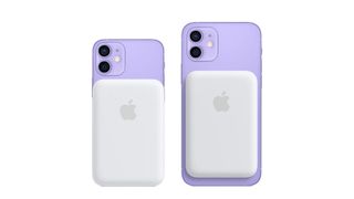 Bästa MagSafe-batteri: två externa MagSafe-batteri på en lila iPhone 12 mini och en lila iPhone 12.