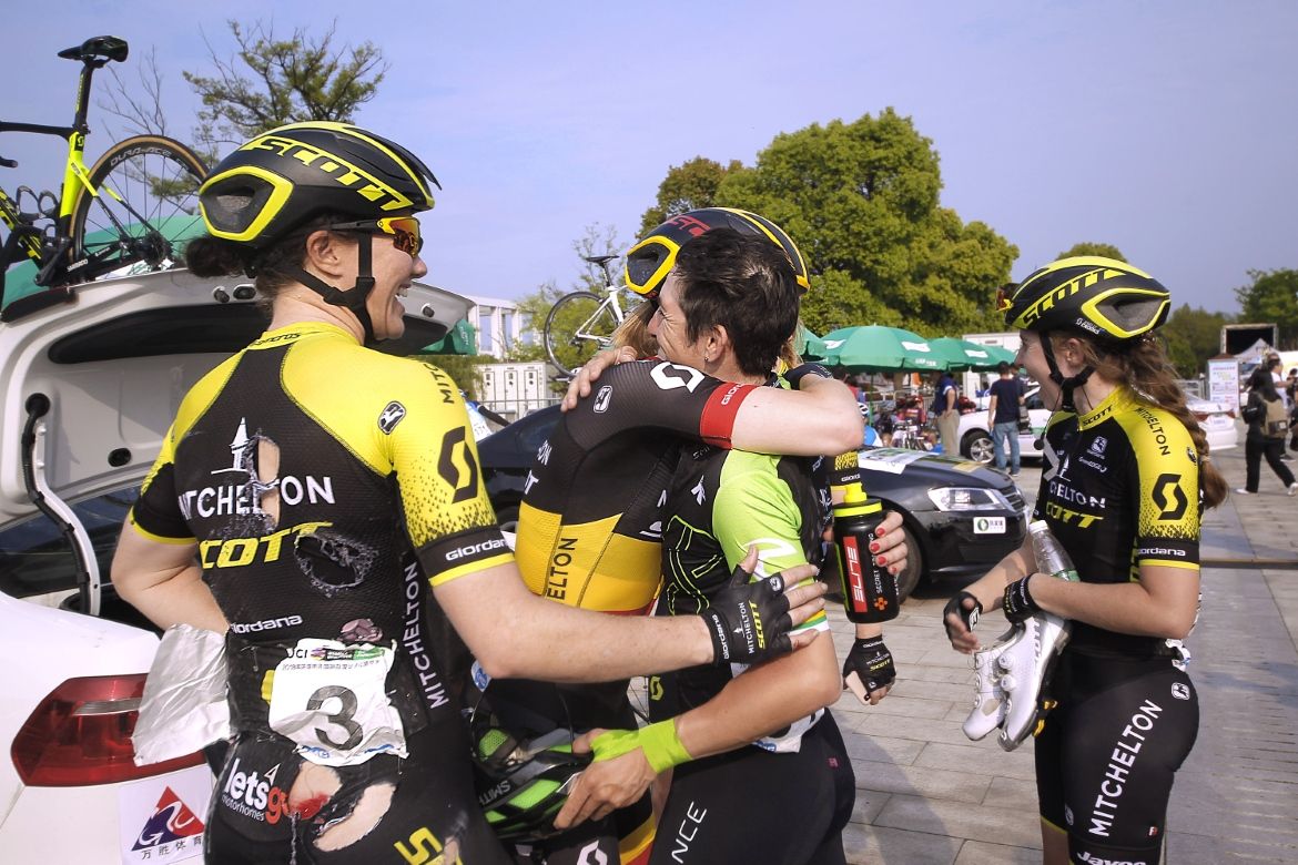 Jolien d'Hoore congratulates Bronzini