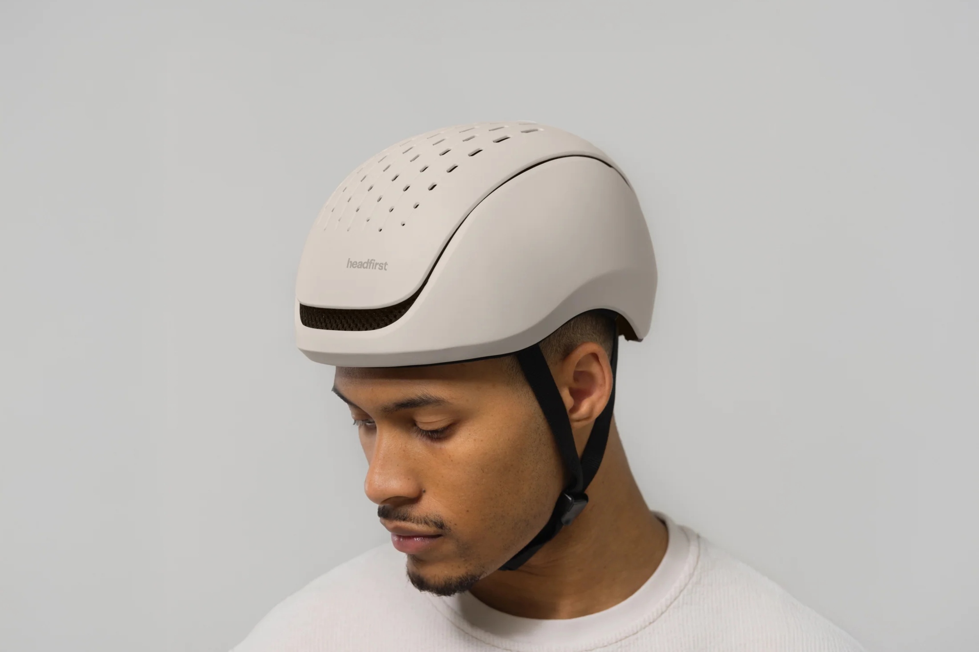 HeadFirst Echo Pro Helmet bæres på en model på en hvid baggrund