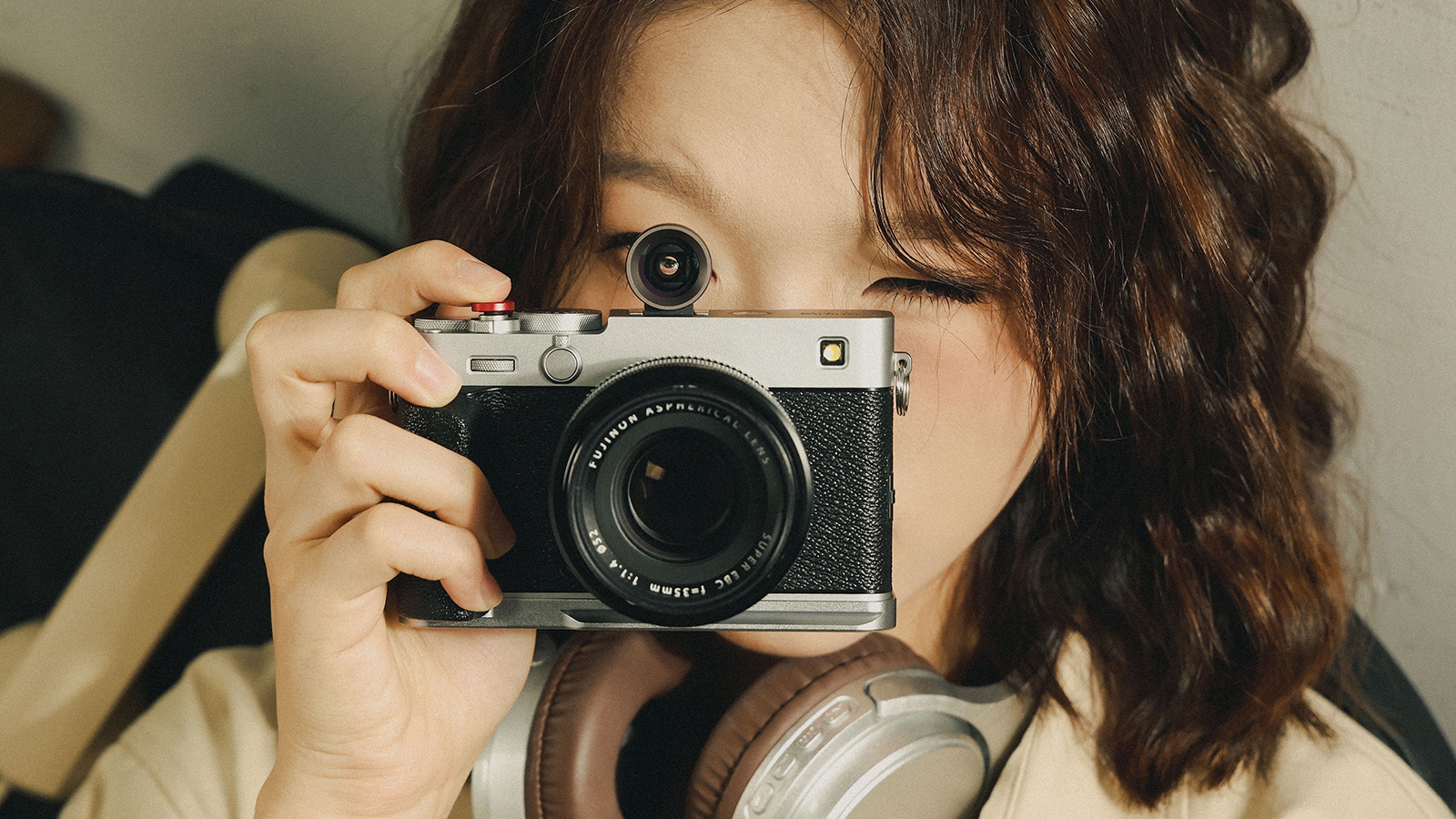 Lifestyle image of person using camera with SmallRig Camera 28mm External Optical Viewfinder attached