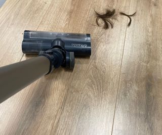 Ultenic FS1 vacuuming hair from the floor